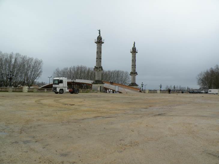  colonnes jumelles, esplanade des Quinconces